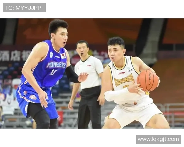 重庆篮球队灵活性变革引发热议探索新战术与团队协作的未来发展 重庆篮球队灵活性变革引发热议探索新战术与团队协作的未来发展