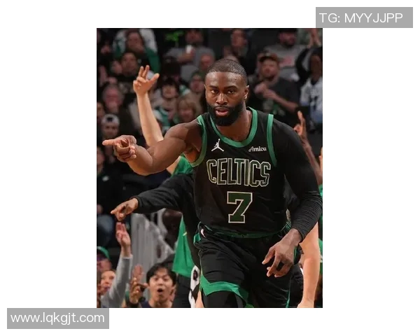 杰伦布朗如何在NBA赛场上展现领导力与全能才华的双重魅力