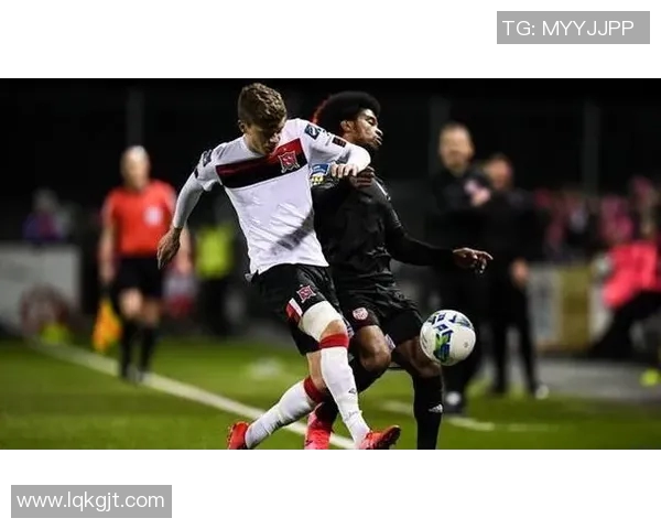 登克尔克与莫尔德的激烈对决揭示足球战术与团队协作的魅力