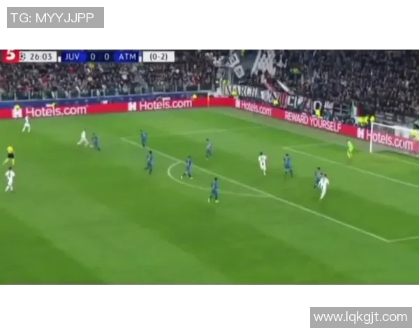 球迷疯狂冲入赛场夺走C罗球衣引发热议的欧冠奇观