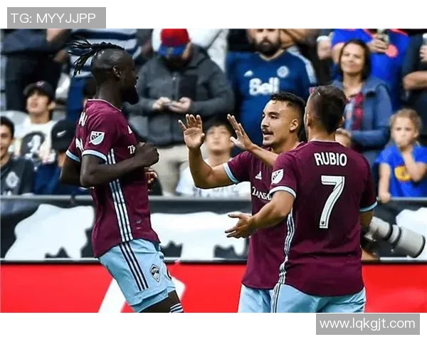 科罗拉多急流与银河的激烈对决揭示了足球战术与团队精神的完美结合 科罗拉多急流与银河的激烈对决揭示了足球战术与团队精神的完美结合