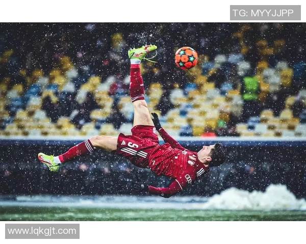 莱万状态火热欧冠赛场独领风骚10场打入12球金靴在望