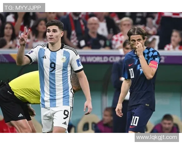 克罗地亚与阿根廷激战正酣双方拼搏展现足球魅力与激情